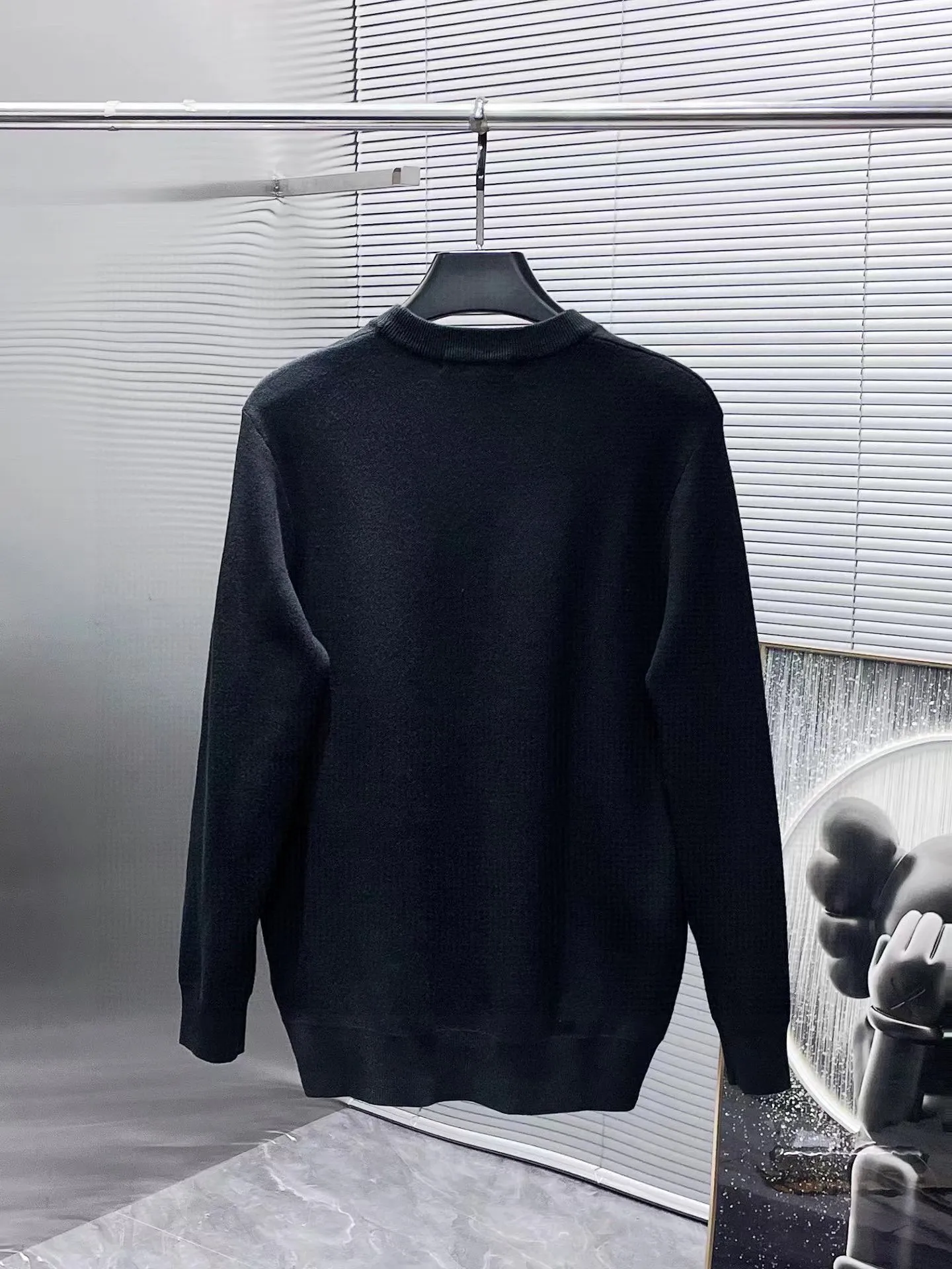 🅿️240 【LV Louis Vuitton】Autumn and winter classic round neck pullover sweater, in full condition! ! ! Wool blended fabric, the latest model in 2025, golden ratio! ! Slim-fitting soft gold, versatile and practical item, the combination and practicality are extremely powerful, simple and elegant, and classy! To create your own style, it is highly recommended to buy it in two colors. The standard slim fit tailoring process is suitable for both young and old men. It is knitted from wool and will not cause any discomfort! While keeping warm, it is stylish, textured and wearable, and the classic logo with contrasting colors on the chest feels in place! ! Recommended for regular customers! ! Size M-3XL (maximum wear: 190 pounds)